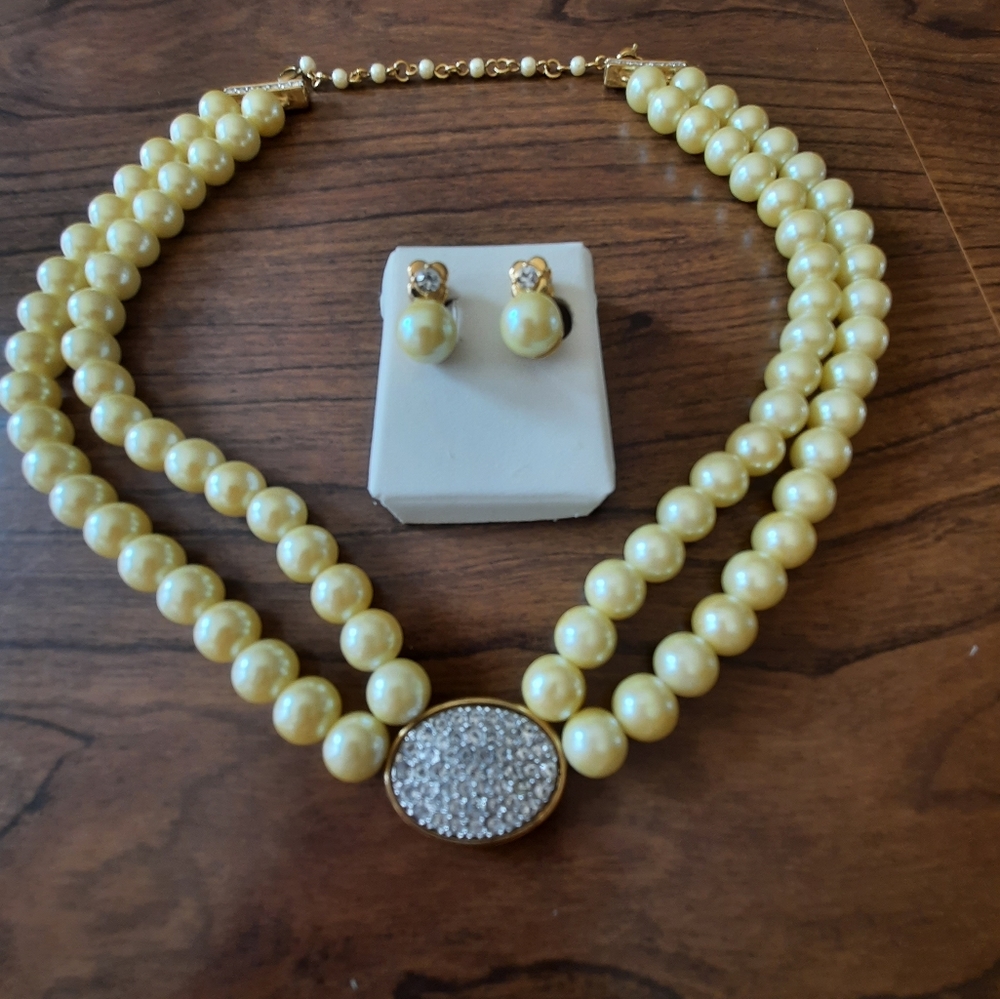 2005 Avon President's Recognition Pearlesque Necklace & Earrings Set